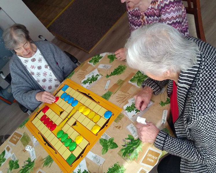 Seniorzy grają w gry planszowe